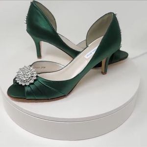 Satin emerald green heels!